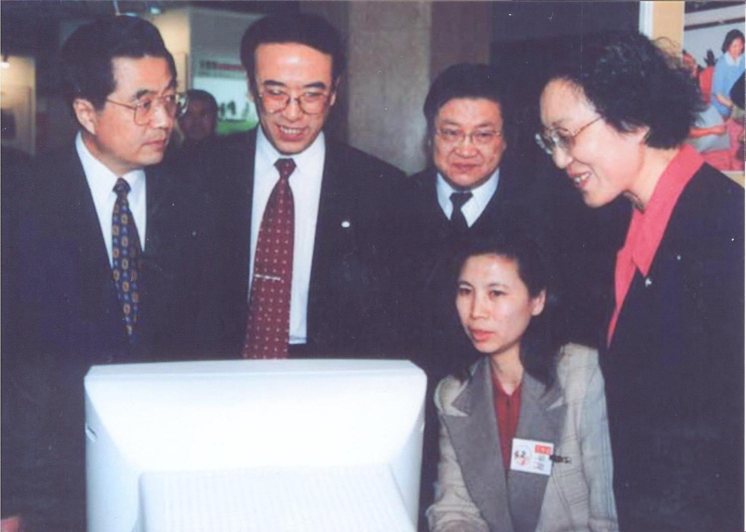 2000年胡锦涛同志参观中国专利十五周年展览时视察检索中心专利检索建设情况